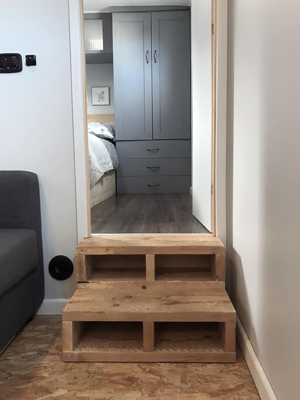 Her gittikleri yerde konaklama ücreti ödemekten bıkınca kendi taşınabilir evlerini yaptılar - 15