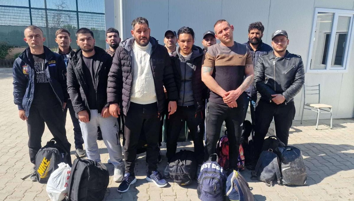 Edirne'de 16 kaçak göçmen yakalandı Edirne'de 16 kaçak göçmen yakalandı
