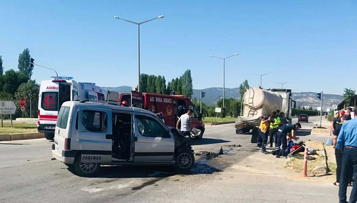 Kütahya'da otomobil tankere çarptı: 2 ölü, 1 yaralı Kütahya'da otomobil tankere çarptı: 2 ölü, 1 yaralı