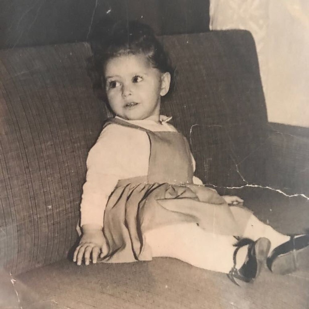 Su Burcu Yazgı Coşkun'dan nostaljik kare (Ünlülerin çocukluk ve gençlik halleri) - 513