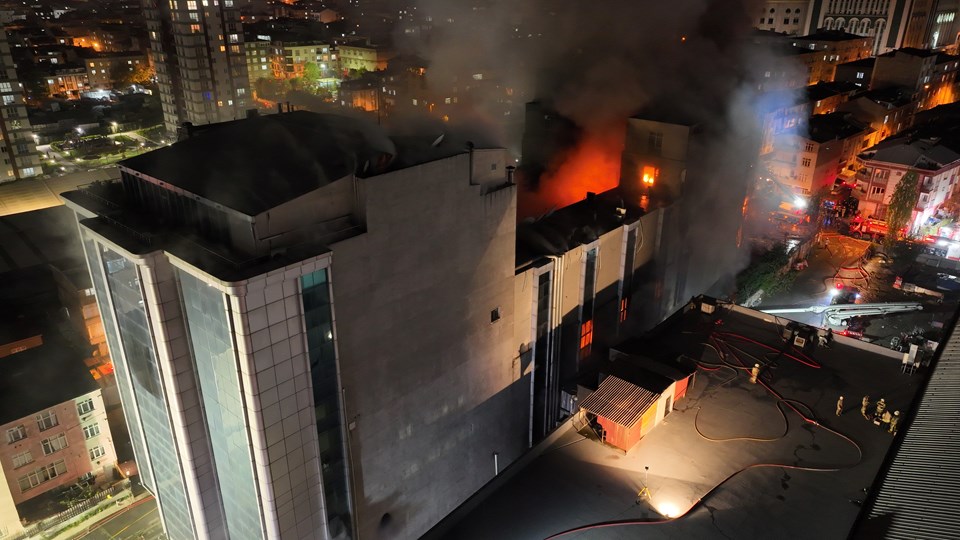 Küçükçekmece'de Akit gazetesinin de bulunduğu binada yangın - 1