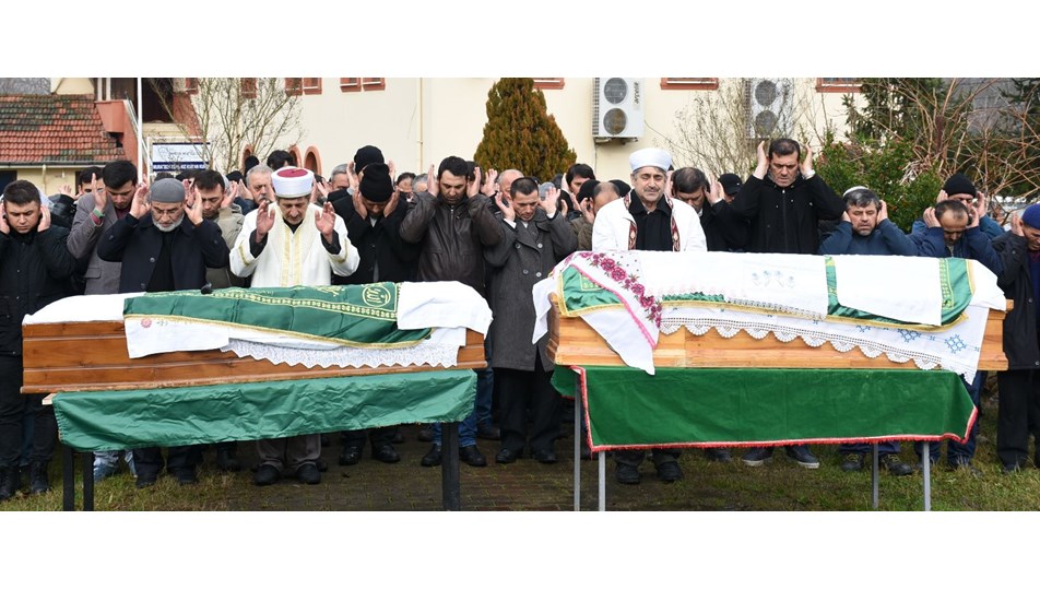 Aynı gün ölen 70 yıllık evli çift yan yana toprağa verildi