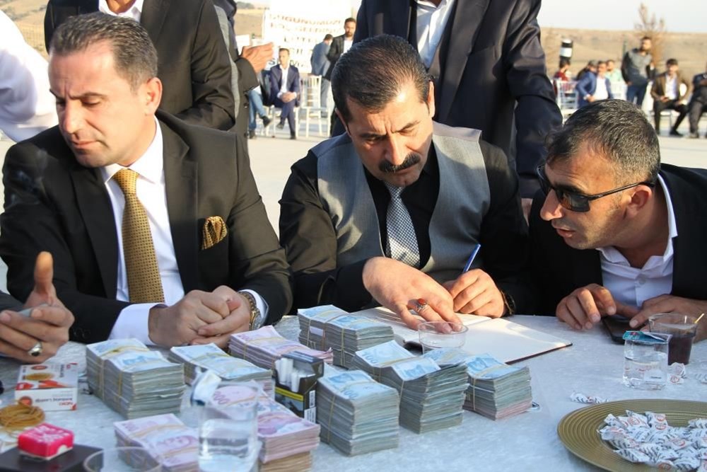 Aşiret düğününde gelinle damada 1 kilo altın - 3