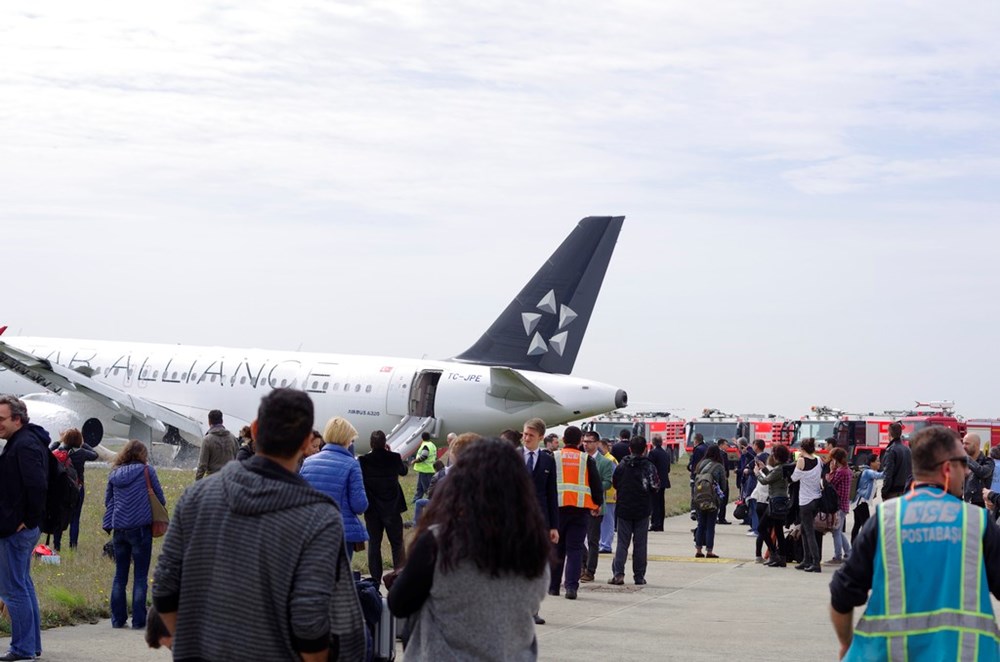 Самолет франкфурт стамбул. Выход пассажиров из самолета. Turkish Airlines Flight 1878. Турецкий бомбардировщик курлуклуйылдыз. Каналы самолета.