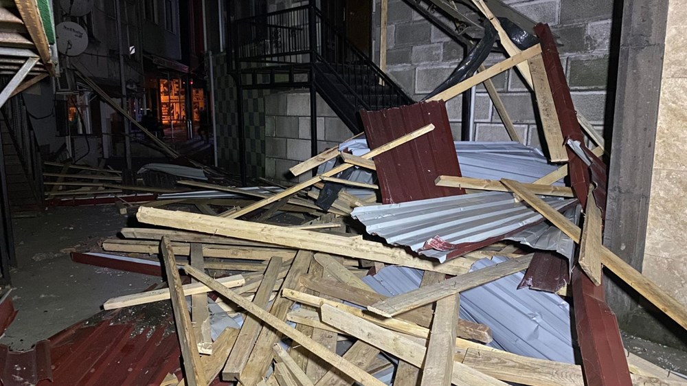 Artvin'i fırtına vurdu: Çatılar uçtu, ağaçlar devrildi - 2