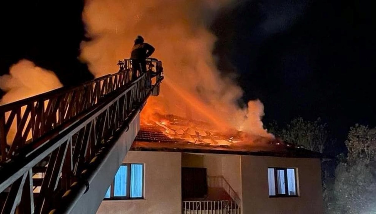 Bolu'da müstakil evin çatısı alev alev yandı Bolu'da müstakil evin çatısı alev alev yandı
