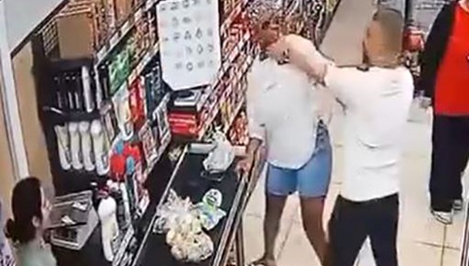 Marketteki kasa sırasında olay: Çocuğunun önünde kadına saldırdı