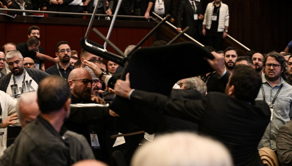 Beşiktaş kongresi olaylı başladı: Sandalyeler havada uçuştu! Beşiktaş kongresi olaylı başladı: Sandalyeler havada uçuştu!