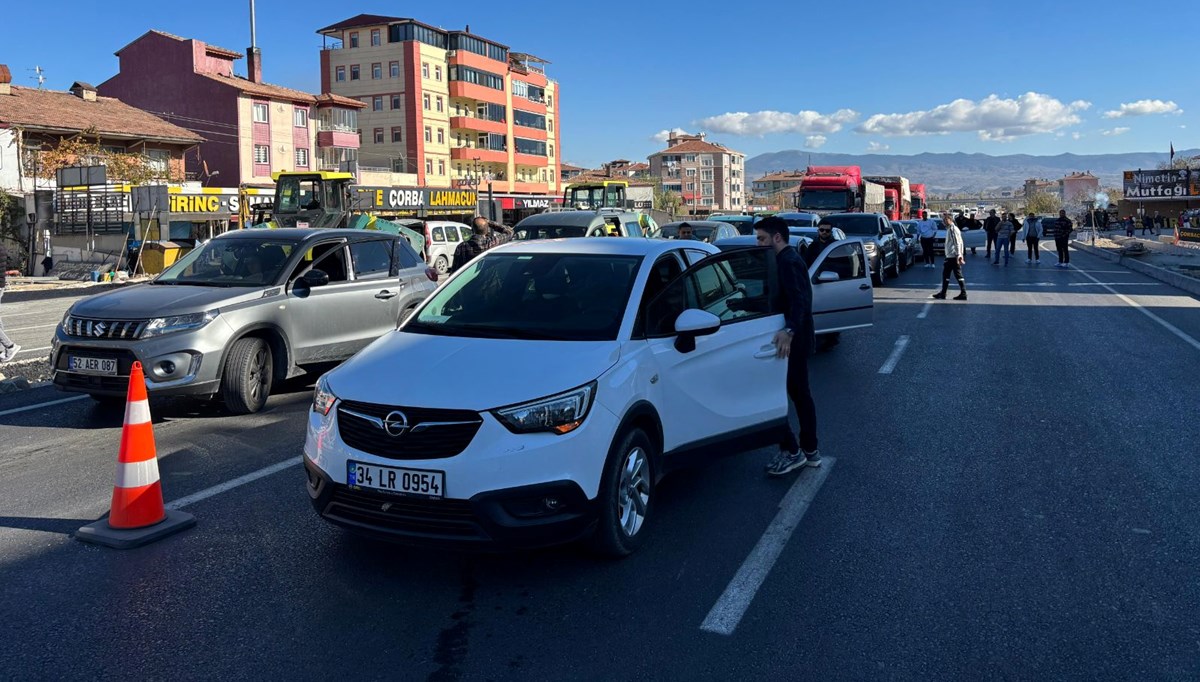 Kavşağın kapatılmasına tepki gösterdiler: Kara yolunu ulaşıma kapattı