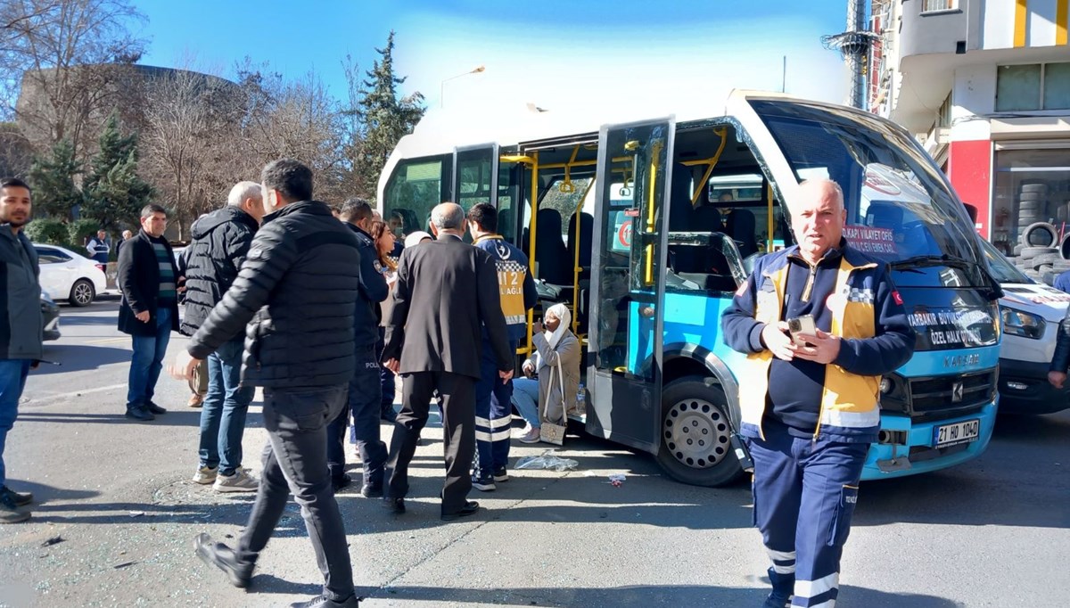 Diyarbakır'da 2 minibüs kafa kafaya çarpıştı: 3'ü ağır, 8 yaralı Diyarbakır'da 2 minibüs kafa kafaya çarpıştı: 3'ü ağır, 8 yaralı