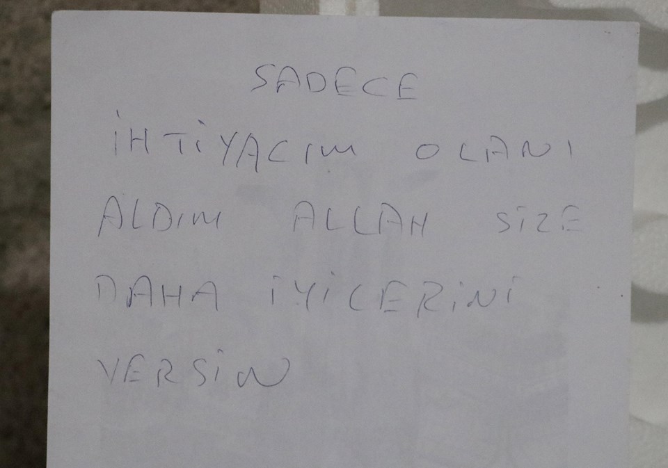 Hırsız 'İhtiyacım olanı aldım' notu bırakarak, kıymalı yumurta yapıp, duş almış - 1