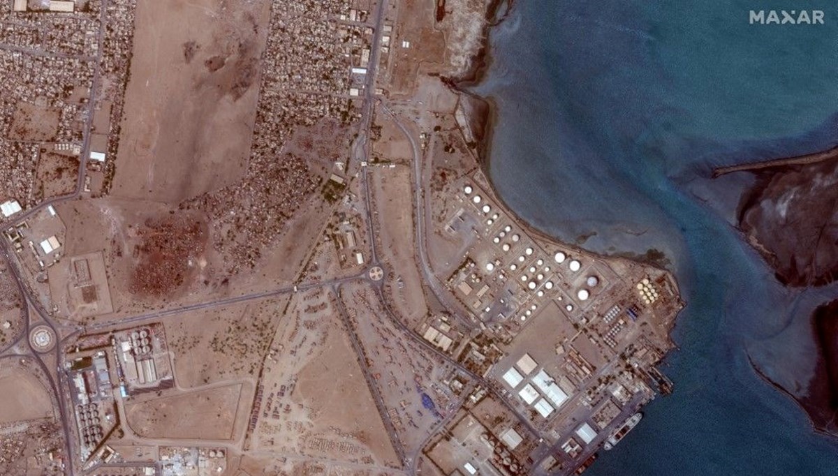 İsrail Hudeyde Limanı'nı bombaladı!