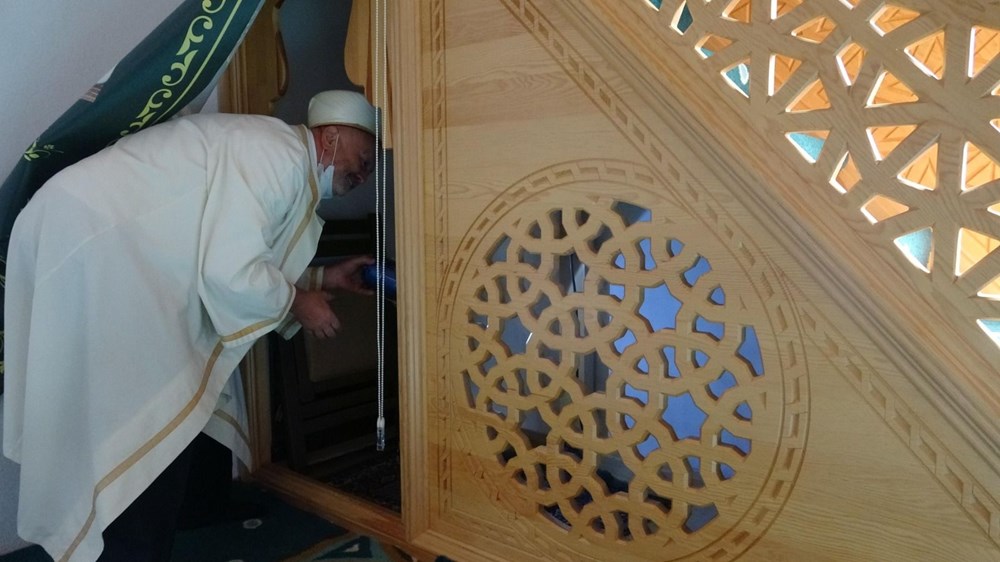 Kedi caminin minberinde doğum yaptı, imam sahip çıktı NTV