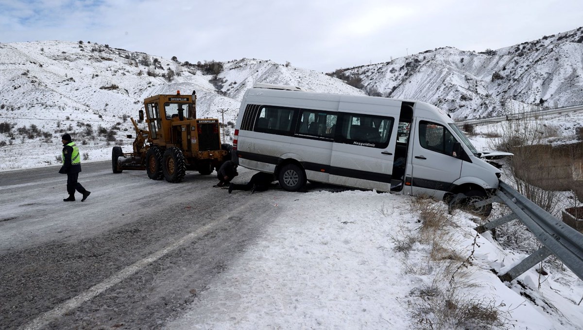 Sivas'ta yolcu minibüsü ile hafif ticari araç çarpıştı: Yaralılar var