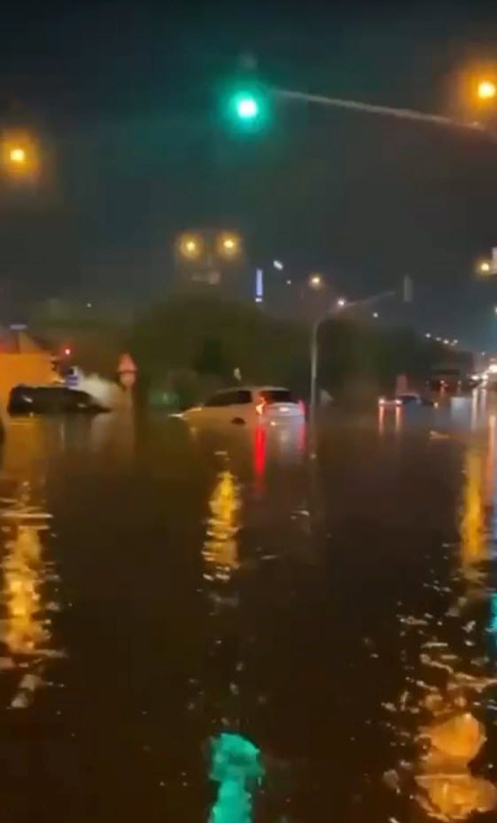 Sağanak yağış birçok ilde hayatı felç etti: Cadde ve sokaklar göle döndü, hastaneyi su bastı - 26