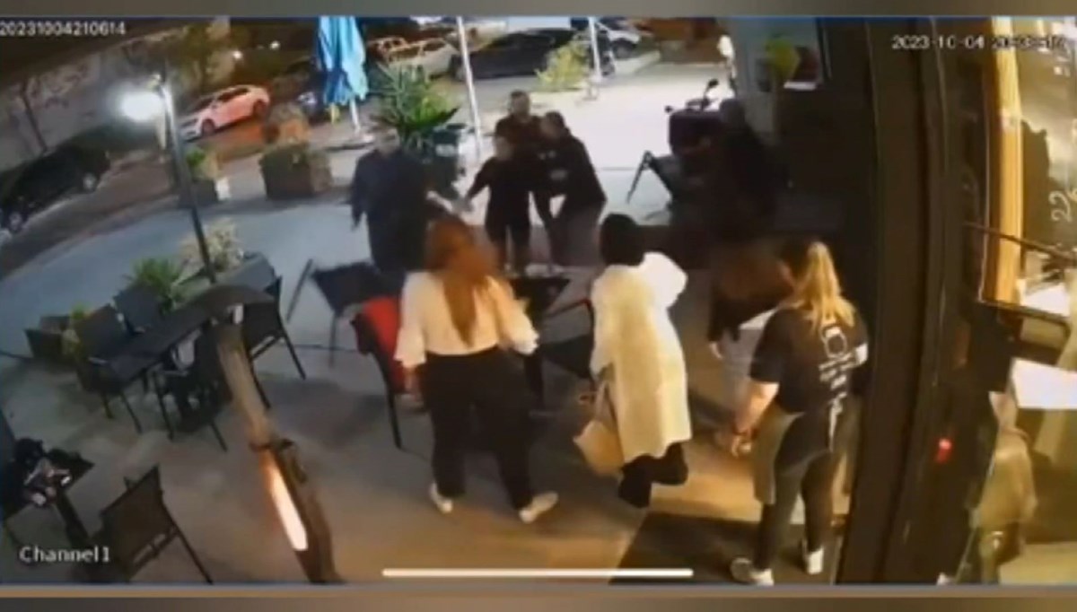 Kafenin bahçesinden motosikletle geçti: Uyaranlara tekme tokat saldırdı Kafenin bahçesinden motosikletle geçti: Uyaranlara tekme tokat saldırdı