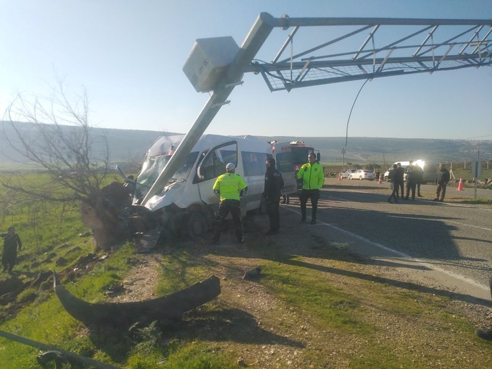 İşçi servisi direğe çarptı: 16 yaralı - 4