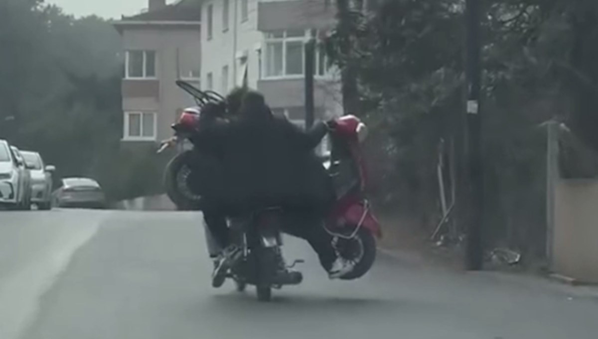 Motosikletin üzerinde başka bir motosiklet taşıdı Motosikletin üzerinde başka bir motosiklet taşıdı